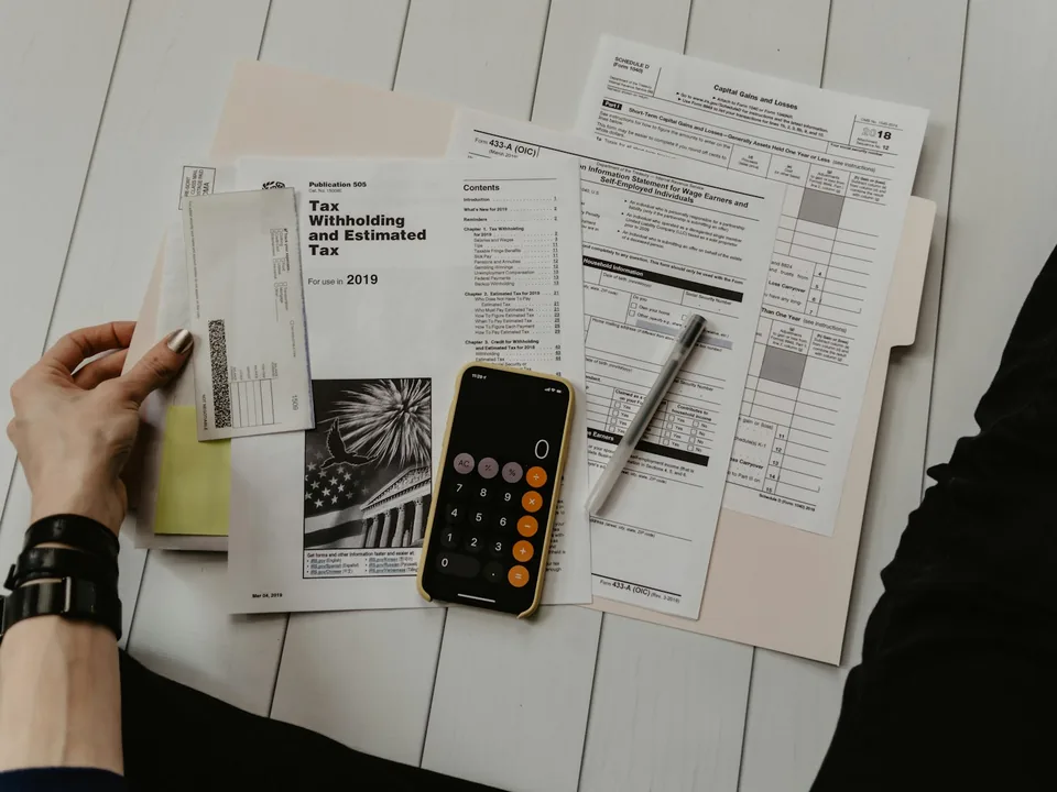 Calculatrice, documents et billets : le détail des frais est expliqué avant chaque opération