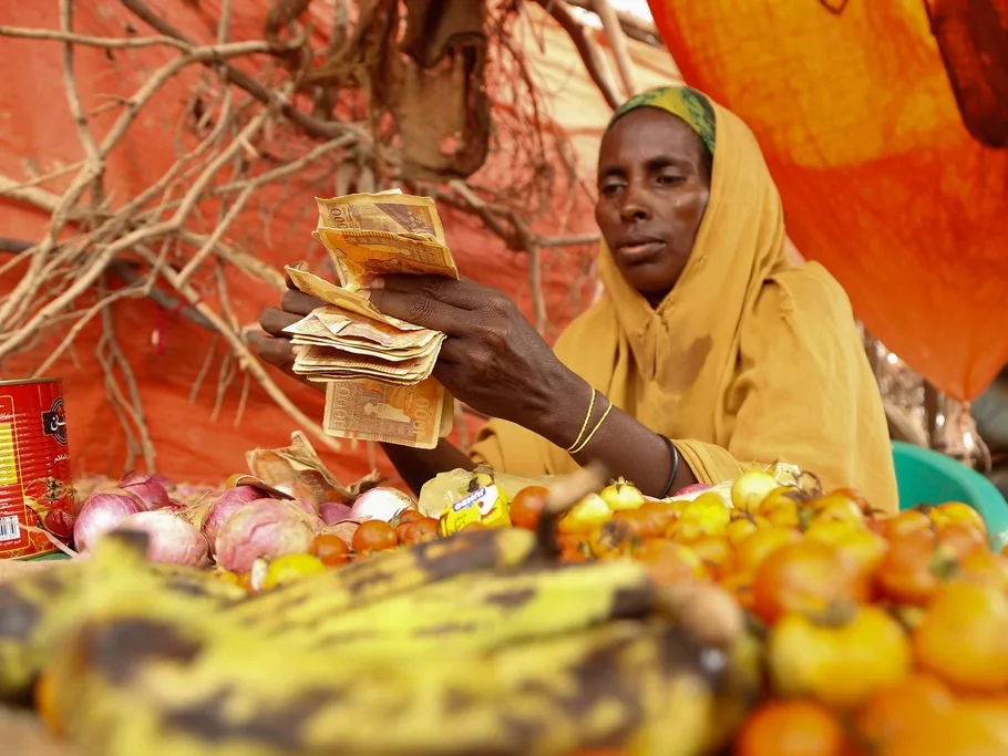 Vendeuse de fruits d'un marché de Dakar : les transferts financent le commerce quotidien